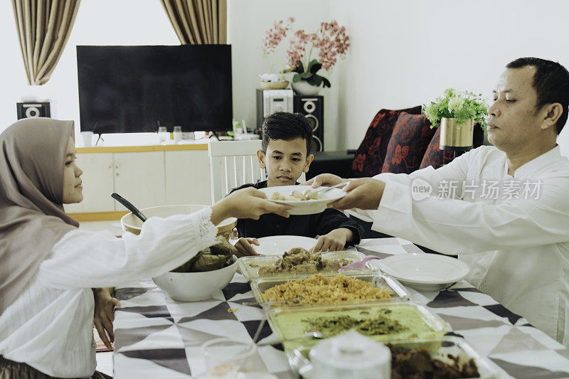 Hari Raya Aidilfitri期间美丽的家庭饮食